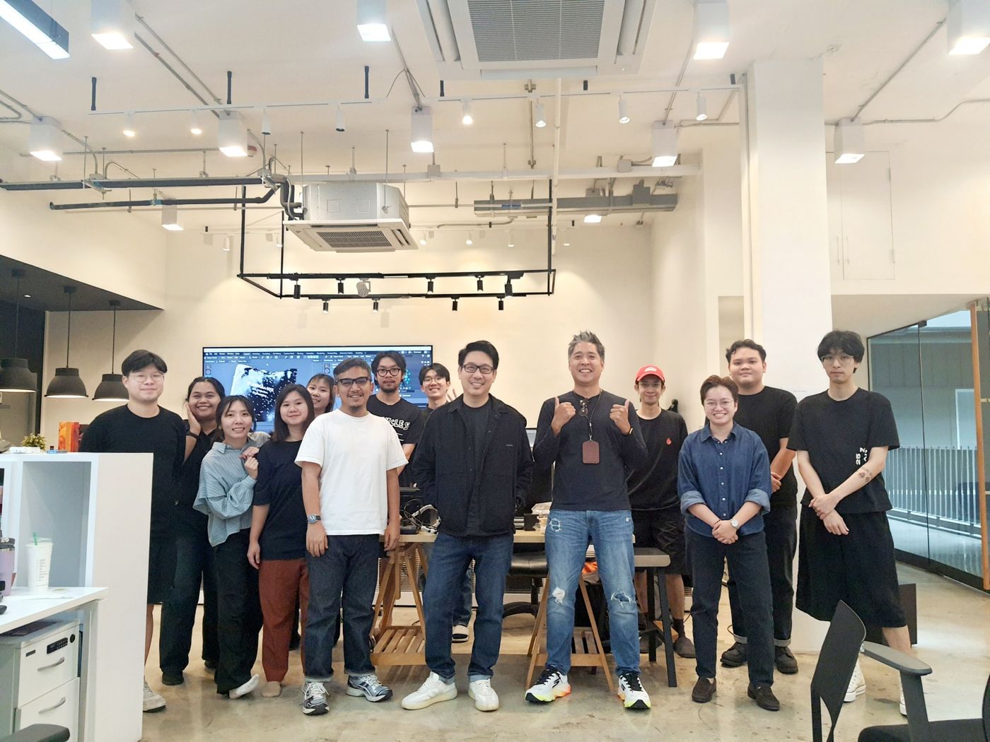 อ.พร กับผู้เรียนถ่ายรูปร่วมกันหลังจบคลาส Blender